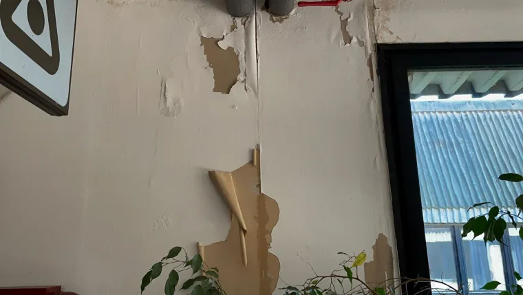 Ovaj Dom zdravlja izgleda kao mjesto koje je davno pregazilo vrijeme, a o obnovi još nema govora