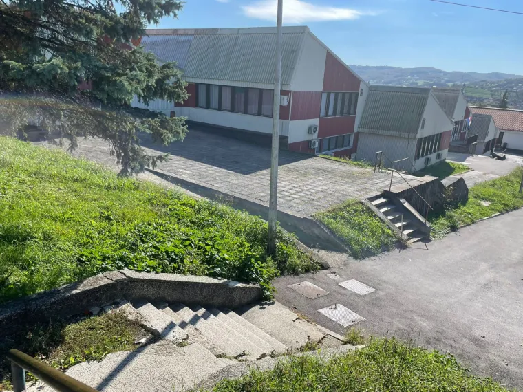 Ovaj Dom zdravlja izgleda kao mjesto koje je davno pregazilo vrijeme, a o obnovi još nema govora