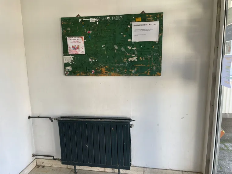 Ovaj Dom zdravlja izgleda kao mjesto koje je davno pregazilo vrijeme, a o obnovi još nema govora