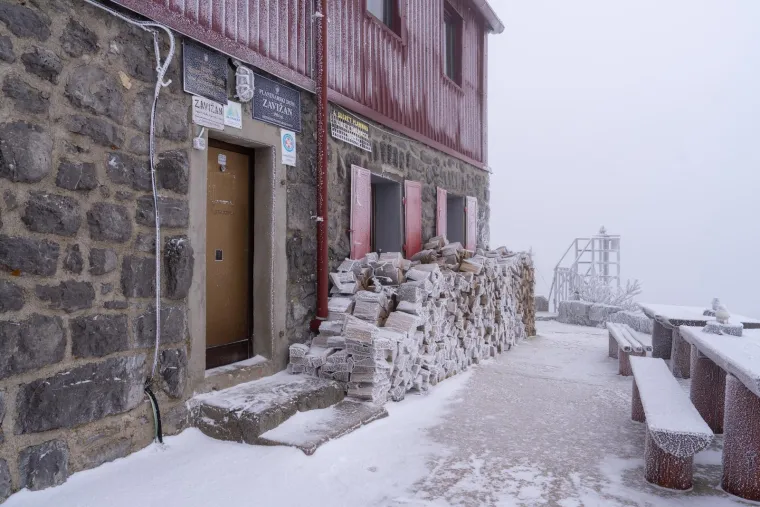 Osim na Zavižanu snijeg je pao i zabijelio planine u Bosni i Hercegovini. Jahorina, Bjelašnica i Trebević tako su pod bijelim pokrivačem. 