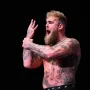 Jake Paul pokazivao je publici neke svoje, dobacivao publici da je on najjači, pokazivao mišiće i šo će napraviti Tysonu. Uglavnom, zabrijao&quot; je. 