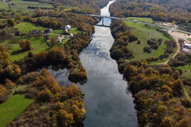 U kanjonu rijeke Like, smještenom unutar Ličkog polja, izgrađena je brana koja stvara akumulacijsko jezero Kruščica.