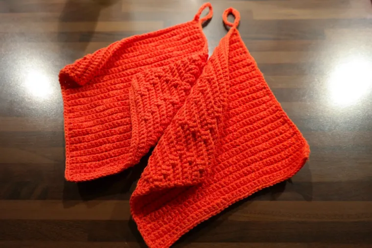 Čini se da su rukavice za pećnicu neophodne u blizini &scaron;tednjaka, ali ipak biste ih trebali držati sigurno pospremljene kako biste izbjegli potencijalnu opasnost od požara. Razmislite o tome da ih stavite u ladicu u blizini, umjesto na otvorenom blizu &scaron;tednjaka.