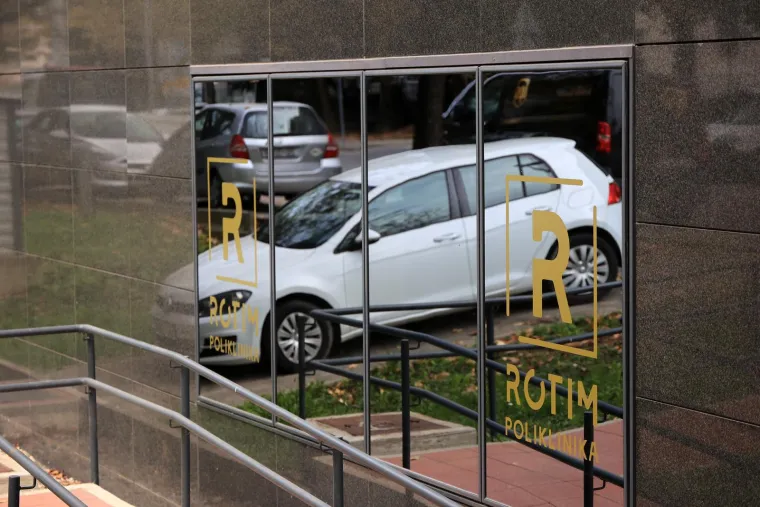 Osim Beroša, uhićeni je i predstojnik Klinike za neurokirurgiju KB Sestara milosrdnica, Krešimir Rotim, a na meti istražitelja je i Goran Roić, ravnatelj Klaićeve bolnice.