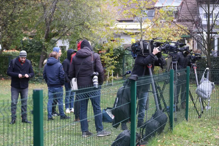 Prema pisanju medija, voditelj zločinačkog udruženja je kontroverzni poduzetnik Hrvoje Petrač koji nije među uhićenima jer se ne nalazi u Hrvatskoj.