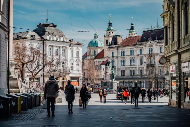 1. Ulica u kojoj hodate po tuđim licima: U samom centru Ljubljane, u Ključavničarskoj ulici, nalazi se jedinstveni pločnik prepun skulptura lica, kojeg je stvorio slovenski umjetnik Jakov Brdar. Ova neobična galerija od 700 skulptura prikazuje različite izraze lica – od ljutih do nasmijanih, a sve su inspirirane autorovim razmišljanjima o beskonačnom broju ljudskih lica koja tek treba otkriti.