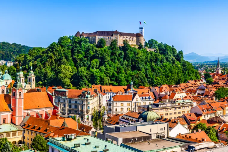 2. Zeleni grad: Ljubljana je 2016. godine osvojila titulu najzelenijeg grada Europe, a to je postignuto zahvaljujući ekološkim inicijativama poput smanjenja automobila na cestama i poticanja pješačenja, bicikliranja te korištenja javnog prijevoza. Tri četvrtine grada zauzimaju zelene površine, što ga čini idealnim odredištem za ljubitelje prirode i čistog zraka.