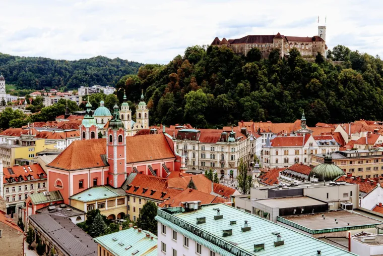 4. Spomenik seljačkoj buni: Na brdu iznad grada, gdje se smjestio Ljubljanski dvorac, nalazi se spomenik posvećen seljačkim bunama iz 15. i 16. stoljeća, važnom dijelu slovenske povijesti.