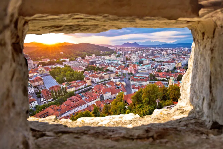 5. Bijeg iz dvorca: Ljubljanski dvorac, koji je nekada imao tunel za bijeg, danas nudi drugačiji način bijega – escape room igru u kojoj možete testirati svoje sposobnosti u rješavanju zagonetki, i to bez potrebe za korištenjem stvarnog tunela.