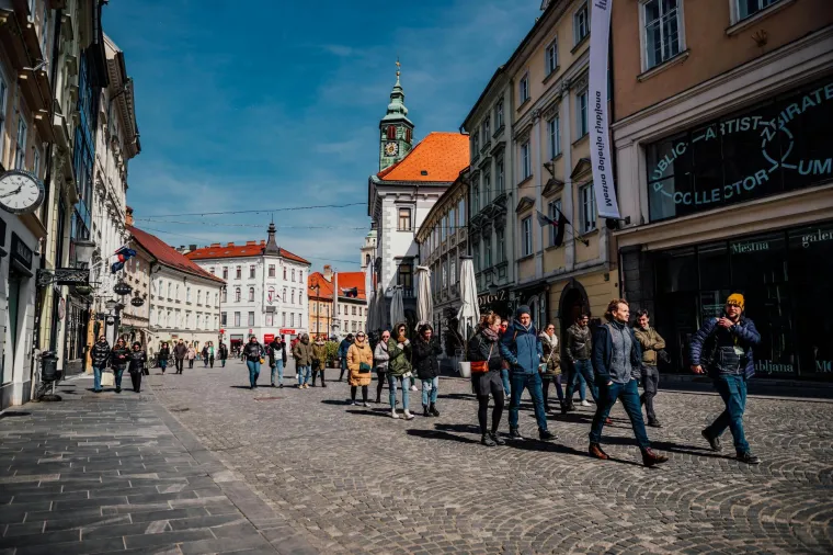 6. Suveniri sa zatvorskim štakorom Friderikom: Najpoznatiji stanovnik Ljubljanskog dvorca je štakor Friderik, koji je postao pravi simbol grada. Iako nosi ime po Habsburžanima, svi proizvodi nose lik tog simpatičnog štakora u zatvorskim prugama.