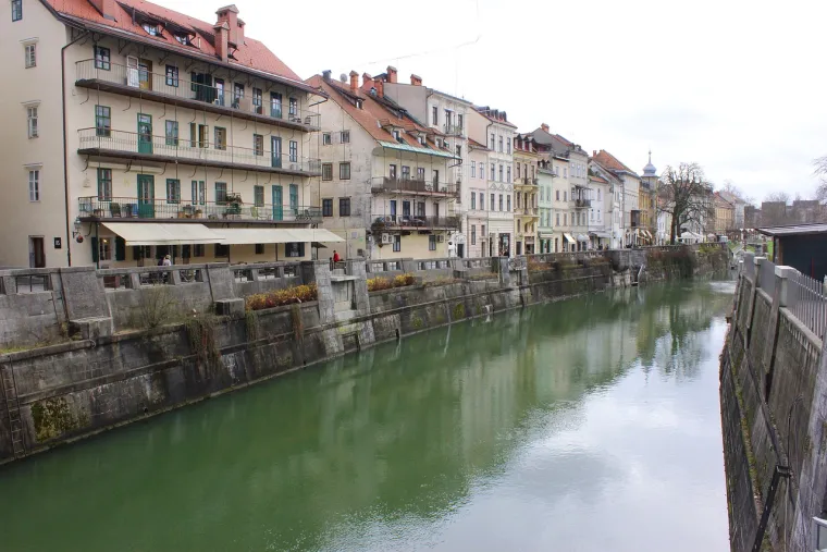 8. Špica na rijeci: Samo desetak minuta hoda od povijesne jezgre Ljubljane dovodi vas do obnovljenog nasipa rijeke Ljubljanice uređenog kao park. Svojim oblikom i pitomim ambijentom, mjesto je gdje se Slovenci okupljaju tijekom toplih dana, a atmosfera podsjeća na onu iz bajki.