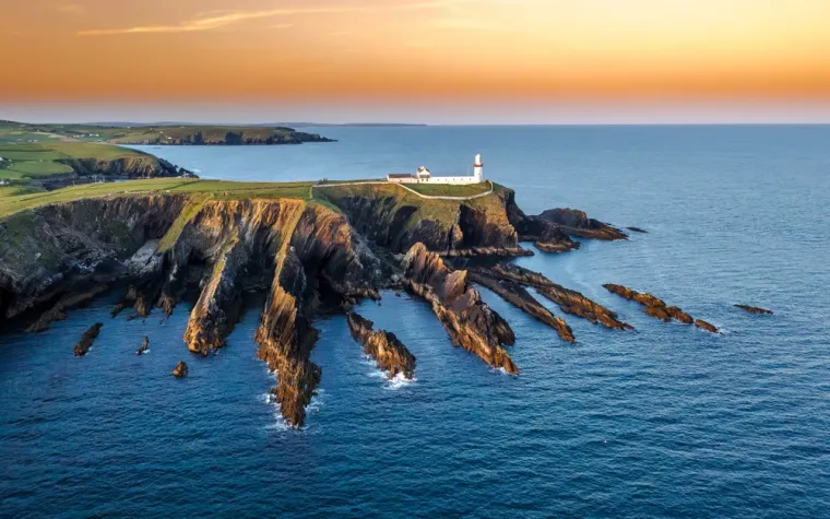 Također, vladina organizacija Our Living Islands, nastoji naseliti i ojačati 30 udaljenih irskih otoka te daje gospodarske poticaje. Kako bi ispunili uvjete za potporu od 82.790 eura, kandidati moraju kupiti kuću koja je izgrađena prije 1993. godina, ali je ostala prazna dvije godine ili više.