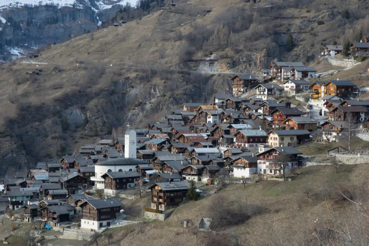 9. Švicarska - Albinen, grad u Švicarskoj, nudi 50.088 eura za preseljenje ljudi zbog krize depopulacije, jer tu imaju samo 243 stanovnika. Međutim, morate imati manje od 45 godina, živjeti u gradu deset godina i već imati švicarsko državljanstvo.