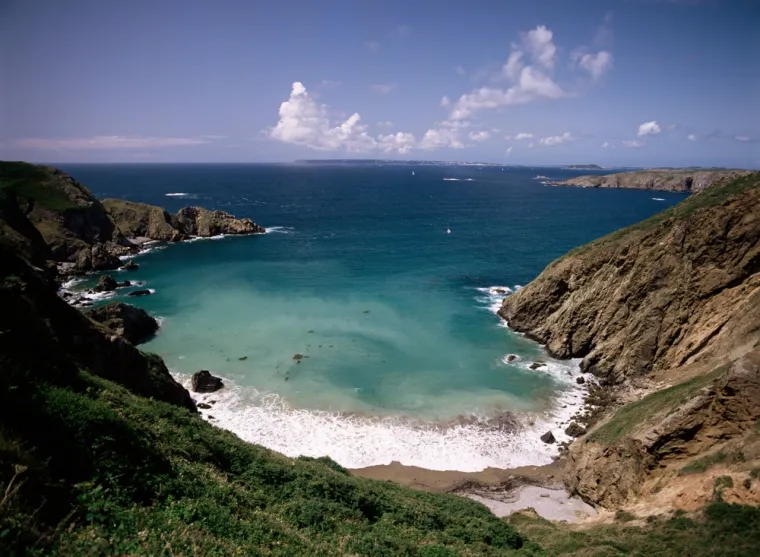 Unatoč jednom od najboljih obrazovnih sustava na svijetu, Ujedinjeno Kraljevstvo trenutačno ima veliki nedostatak nastavnika. Kako bi popunila nedostatak, Engleska nudi plaćanje 11.980 eura učiteljima koji se planiraju tamo preseliti.