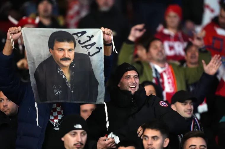 Milo Hrnić na krpi osvanuo je na tribini Hampden Parka. Epski... Vrištimo od smijeha. 