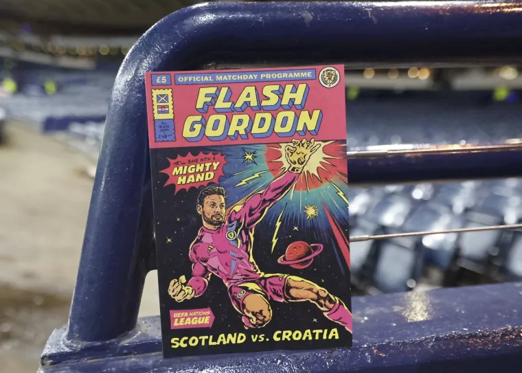 Vatrene i sve navijače Hrvatske dočekalo je zanimljivo iznenađenje, &quot;superjunak&quot; Flash Gordon u zanimljivom liku svog golmana Craiga Gordona, koji upravo brani za Škotsku. Sjajno su se Škoti dosjetili oplemeniti svoj bilten za ovaj dvoboj.