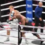 Tyson je nekoliko puta izgubio ravnotežu prilikom bacanja udaraca u ringu. Kad je promašio, Paul ga je gađao.