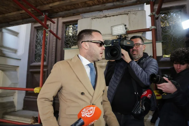 Jaknom prekrio lisice! Vili Beroš s osmijehom od uha do uha doveden na Županijski sud
