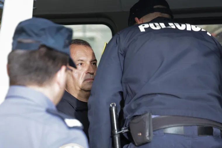 Jaknom prekrio lisice! Vili Beroš s osmijehom od uha do uha doveden na Županijski sud