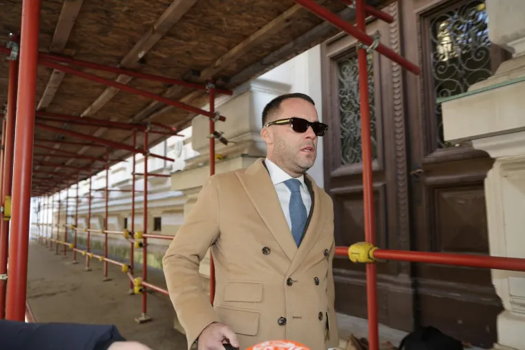 Jaknom prekrio lisice! Vili Beroš s osmijehom od uha do uha doveden na Županijski sud
