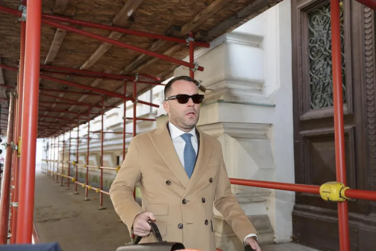 Jaknom prekrio lisice! Vili Beroš s osmijehom od uha do uha doveden na Županijski sud