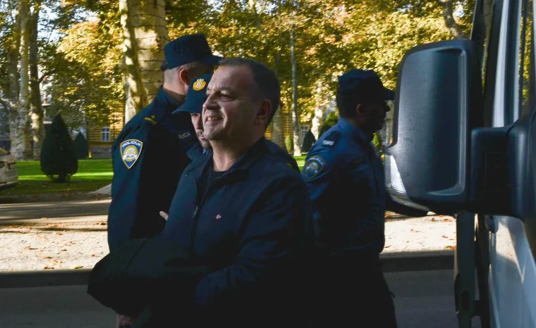 Jaknom prekrio lisice! Vili Beroš s osmijehom od uha do uha doveden na Županijski sud