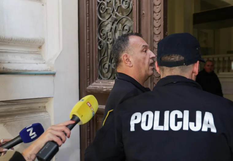 Jaknom prekrio lisice! Vili Bero&scaron; s osmijehom od uha do uha doveden na Županijski sud