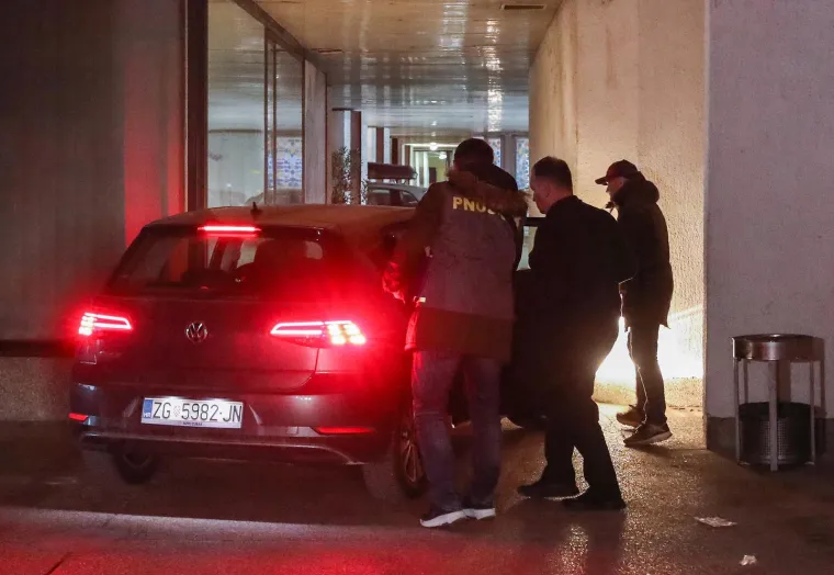 Jaknom prekrio lisice! Vili Bero&scaron; s osmijehom od uha do uha doveden na Županijski sud