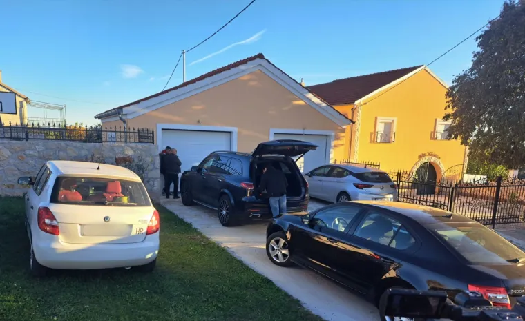 Jaknom prekrio lisice! Vili Bero&scaron; s osmijehom od uha do uha doveden na Županijski sud