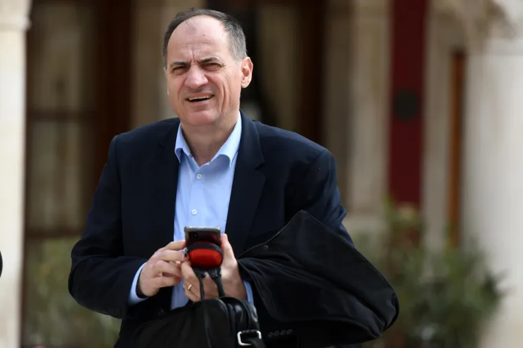 Slaven Dobrović bivši ministar zaštite okoliša i energetike iz MOST-a također je smijenjen sa svojim kolegama nakon što su odbili odbaciti nepovjerenje ministru financija Zdravku Mariću. Dobrović je 2020. napustio Most i prešao u Domovinski pokret, a sada je glavni tajnik stranke DOMiNO. 