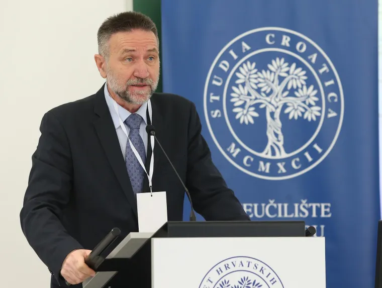 Pavo Barišić obnašao je dužnost ministra obrazovanja od 2016. do 2017.  Tijekom mandata pozivan je da podnese ostavku jer je utvrđeno da je plagirao rad. On je odbijao dati ostavku, a premijer ga je branio , no ne zadugo. U preslagivanju Vlade u kojoj je HDZ ušao u koaliciju s HNS-om Barišić je ostao bez svoje pozicije, a na njegovo mjesto došla je Blaženka Divjak. 