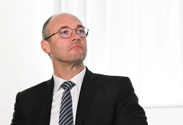 Ministar vanjskih poslova Davor Ivo Stier svojevoljno je napustio fotelju nakon neslaganja s vrhom stranke nakon razlaza koalicije s MOST-om. Stranku ipak nije napustio, a ove je godine bio na listi za EU parlament te je postao europarlamentarac.