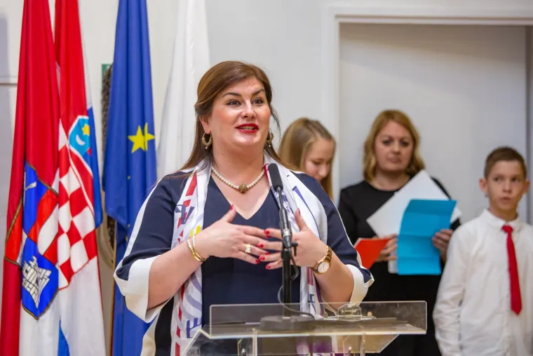 Gabriela Žalac bila je ministrica regionalnog razvoja i fondova Europske unije smijenjena je nakon što su se otkrile brojne afere i muljanje s europskim fondovima. Žalac je javnim novcem plaća privatne stvari i zabave. 