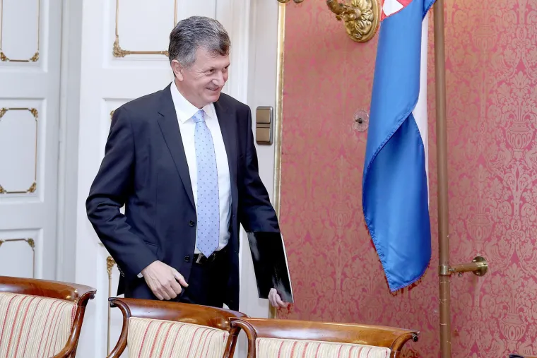 Milan Kujundžić biv&scaron;i je ministar zdravstva, a smijenio ga je Plenković nakon afere s obiteljskim nekretninama. na njegovo mjesto postavio je Vilija Bero&scaron;a koji je tijekom mandata uhićen zbog afere u zdravstvu. 