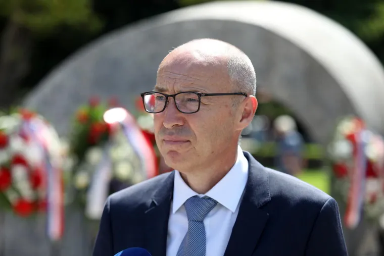 Damir Krstičević obna&scaron;ao je dužnost ministra obrane,a na to je mjesto podnio ostavku te ga je naslijedio Mario Banožić. 