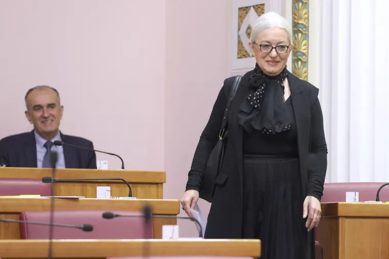 Vesna Bedeković je također 2020. i&scaron;čeznula i vi&scaron;e nije bila ministrica za demografiju, obitelj, mlade i socijalnu politiku. Zamijenio ju je Josip Aladrović. 