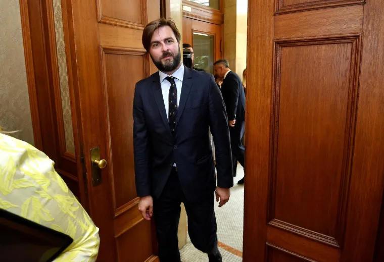 Tomislav Ćorć biv&scaron;i je ministar gospodarstva ,a s te je pozicije morao otići zbog afere s INA-om. 