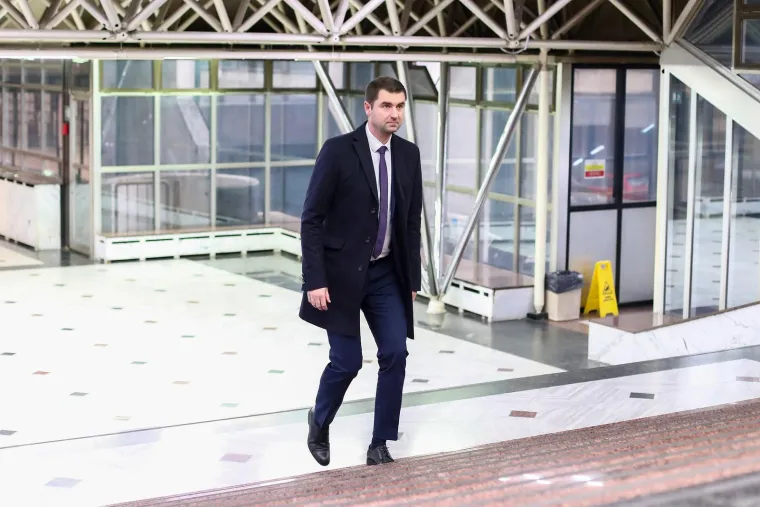 Biv&scaron;i ministar gospodarstva Davor Filipović smijenjen je s te dužnosti nakon &scaron;to je Nacional objavio kako njegov savjetnik Jurica Lovrinčević koristi svoj položaj da bi utjecao na Mrežu TV, a u cilju da se novcem ministarstva preko te TV postaje plati njegov prijatelj.