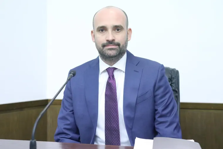 Ivan Paladina imenovan je za ministra prostornoga uređenja, graditeljstva i državne imovine, a smijenjen je ni godinu dana nakon imenovanja zbog sukoba interesa. Mučili su ga udjeli u Kuparima. 