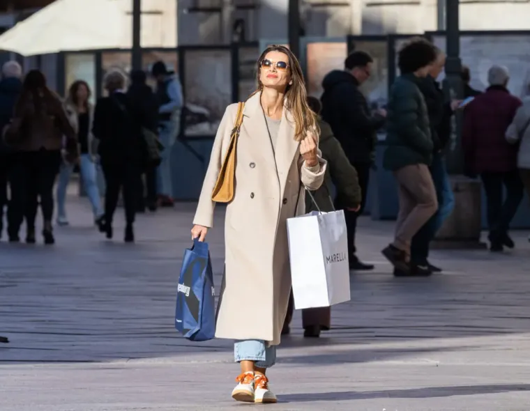 Tko je modna zvijezda riječke &scaron;pice? Djevojka u bundi ukrala pažnju, a evo tko je sve pro&scaron;etao Korzom