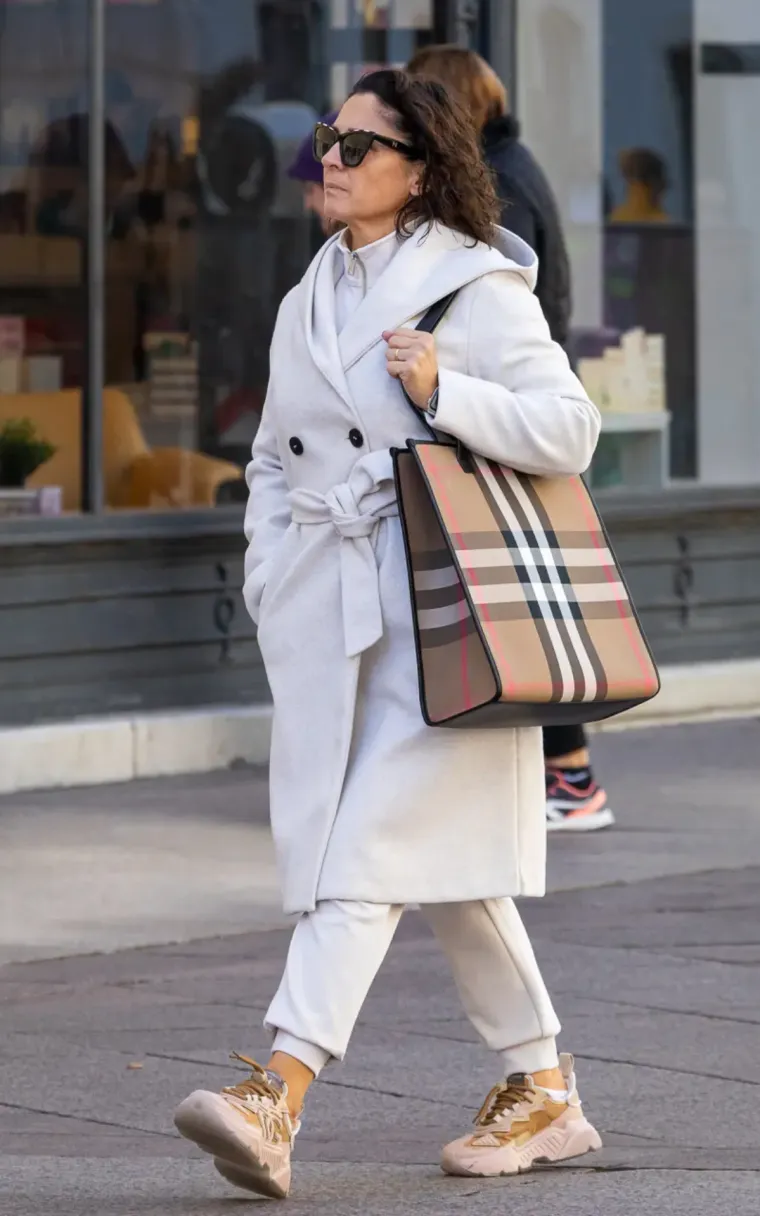 Tko je modna zvijezda riječke &scaron;pice? Djevojka u bundi ukrala pažnju, a evo tko je sve pro&scaron;etao Korzom