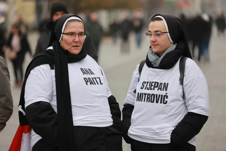 Hrvatski su branitelji, iako brojčano i po oružju deseterostruko slabiji, uspjeli izdržati gotovo tri mjeseca. Stanovnici su bili bez struje i uredne opskrbe vodom i hranom dok je na grad svakodnevno padalo na stotine projektila, uz tenkovske i zračne napade.