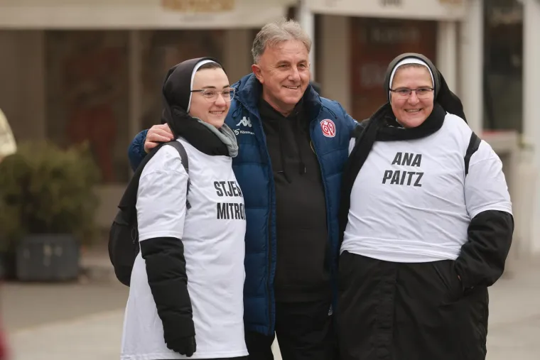 Duž trase kojom će se kretati Kolona sjećanja učenici vukovarskih osnovnih škola zapalit će u ponedjeljak ujutro lampione, koji već brojni gore ispred vukovarske bolnice, gradskih ustanova i institucija, tvrtki i drugih javnih objekata, kao i u prozorima obiteljskih kuća i stanova.