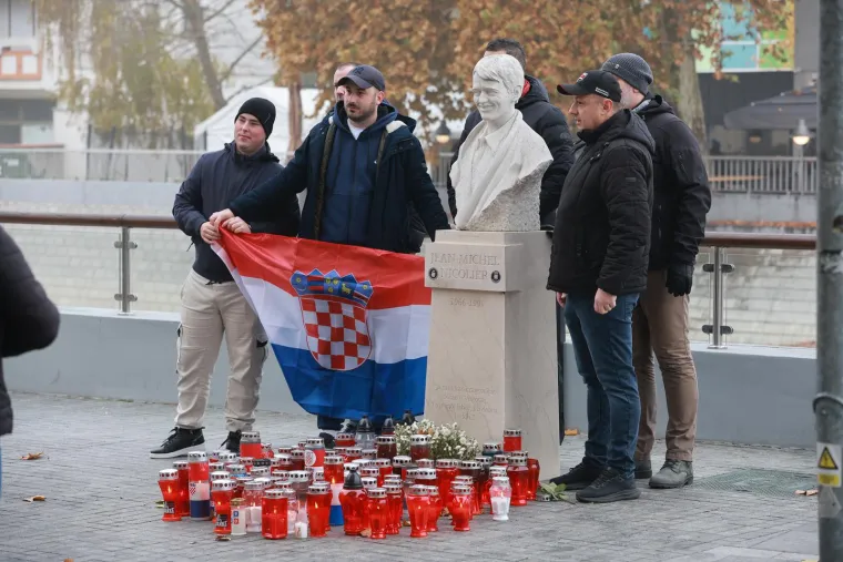 Deseci tisuća ljudi u koloni sjećanja: Na bijelim majicama imena žrtava, na leđima hrvatska zastava
