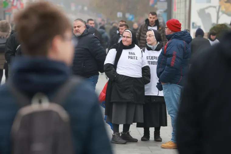 Deseci tisuća ljudi u koloni sjećanja: Na bijelim majicama imena žrtava, na leđima hrvatska zastava