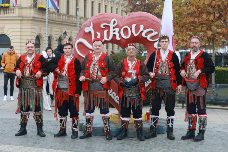 Deseci tisuća ljudi u koloni sjećanja: Na bijelim majicama imena žrtava, na leđima hrvatska zastava