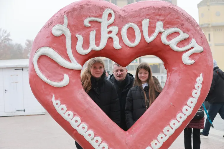 Deseci tisuća ljudi u koloni sjećanja: Na bijelim majicama imena žrtava, na leđima hrvatska zastava