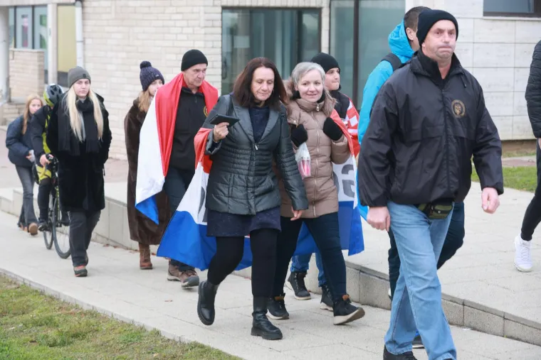 Deseci tisuća ljudi u koloni sjećanja: Na bijelim majicama imena žrtava, na leđima hrvatska zastava