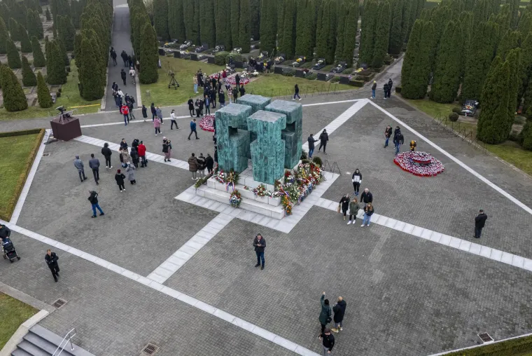 Pogled iz zraka na Memorijalno groblje uoči Dana sjećanja na žrtvu Vukovara 17.11.2024.