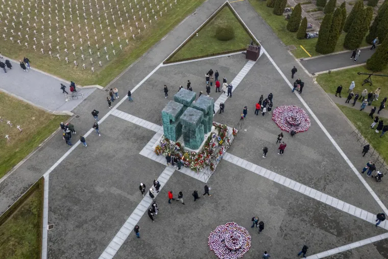 Pogled iz zraka na Memorijalno groblje uoči Dana sjećanja na žrtvu Vukovara 17.11.2024.